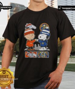 Alt Text: Cute Snoopy and Charlie Brown Denver Sports Broncos X Nuggets skyline t-shirt featuring iconic characters and city backdrop.