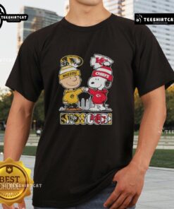Alt Text: Cute Snoopy and Charlie Brown Missouri Tigers x Kansas City Chiefs skyline t-shirt design featuring iconic characters.