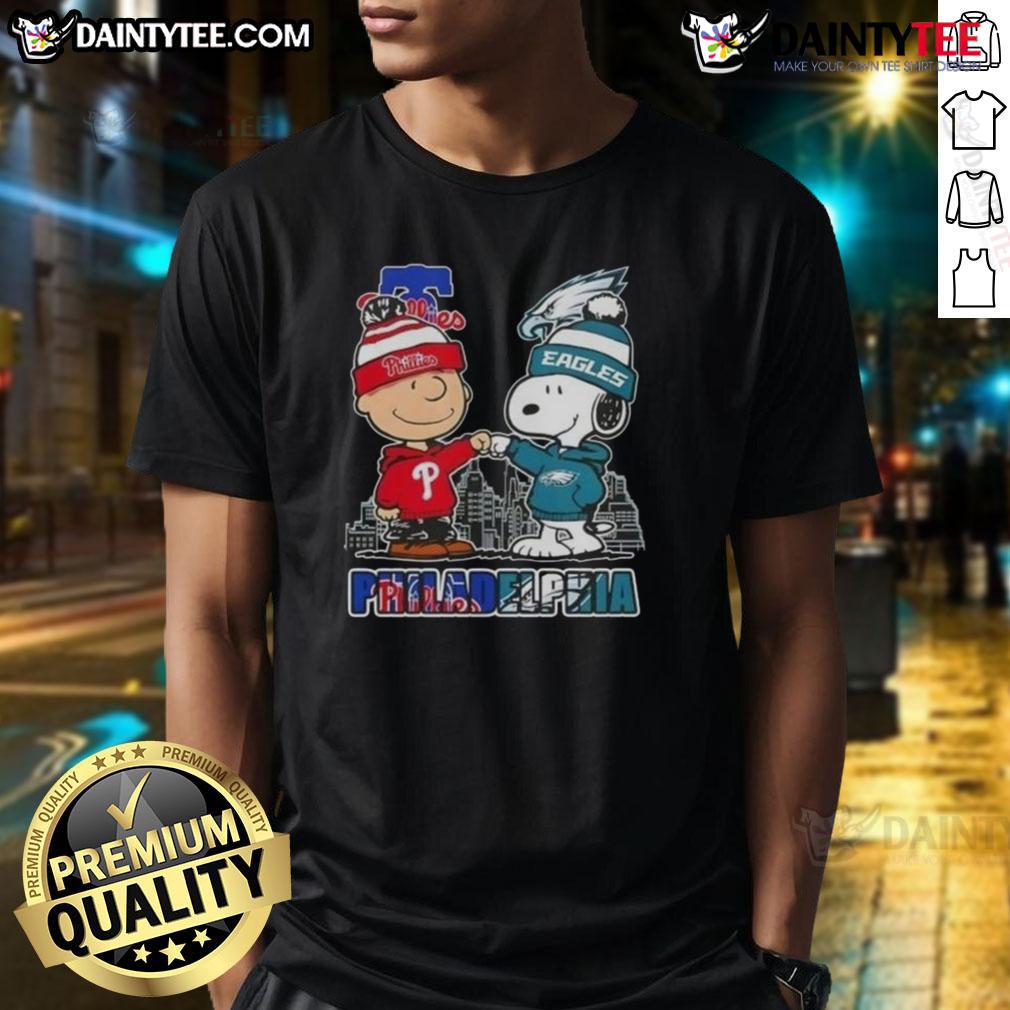 Cute Snoopy And Charlie Brown Philadelphia Sports Phillies X Eagles Skyline T-Shirt Alt Text: Cute Snoopy and Charlie Brown Philadelphia sports Phillies and Eagles skyline t-shirt design for fans.