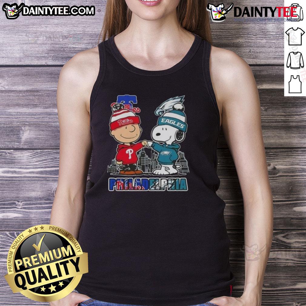 Cute Snoopy And Charlie Brown Philadelphia Sports Phillies X Eagles Skyline Tank Top Alt Text: Cute Snoopy and Charlie Brown in Philadelphia sports tank top featuring Phillies and Eagles skyline design.