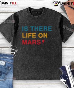 Funny 'Is There Life on Mars?' washed t-shirt featuring a whimsical design, perfect for space enthusiasts and casual wear.