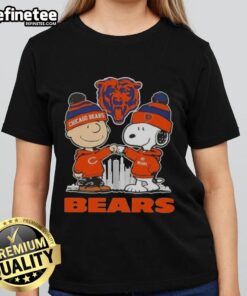 Good Snoopy and Charlie Brown Chicago Bears football skyline ladies tee featuring iconic cartoon characters and city skyline.