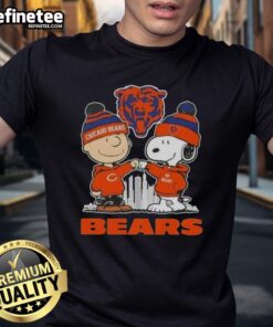 Good Snoopy and Charlie Brown Chicago Bears football skyline T-shirt featuring iconic characters and cityscape design.