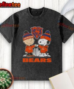 Good Snoopy and Charlie Brown Chicago Bears football skyline washed t-shirt featuring iconic cartoon characters.