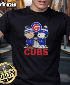 Good Snoopy and Charlie Brown Chicago Cubs baseball skyline t-shirt featuring iconic characters and cityscape design.