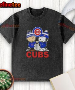 Good Snoopy and Charlie Brown Chicago Cubs baseball skyline washed t-shirt featuring iconic cartoon characters.