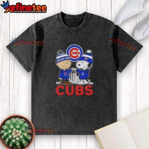 Good Snoopy and Charlie Brown Chicago Cubs baseball skyline washed t-shirt featuring iconic cartoon characters.