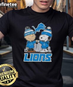 Alt Text: Good Snoopy and Charlie Brown Detroit Lions football skyline t-shirt featuring iconic characters and vibrant city design.