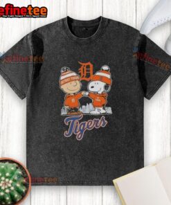 Good Snoopy and Charlie Brown Detroit Tigers baseball skyline washed t-shirt featuring a vintage design and vibrant colors.