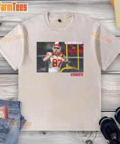Hot Travis Kelce Kansas City Chiefs heart signature washed t-shirt, perfect for fans showing team spirit and style.