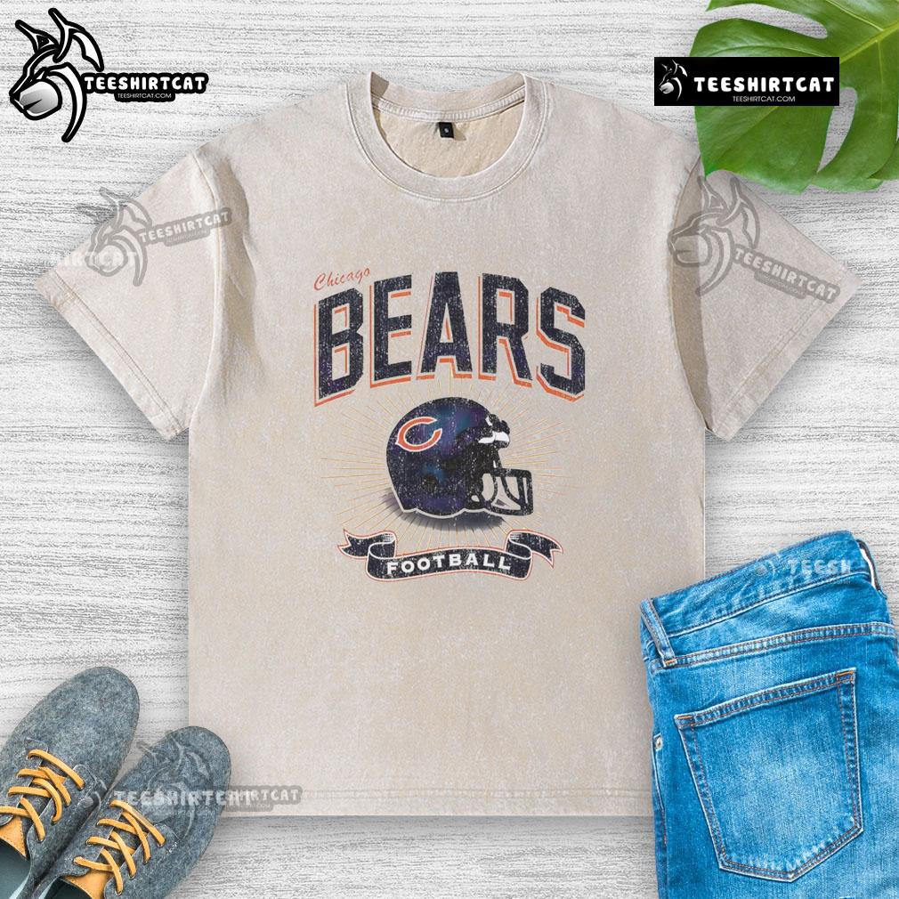 Nice Chicago Bears Football Helmet Distressed Vintage Washed T Shirt Distressed vintage washed t-shirt featuring a Chicago Bears football helmet design for fans and collectors.