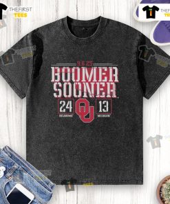 Official Oklahoma Sooners Beat Michigan Wolverines 2025 Score Washed T-Shirt featuring team colors and logo.