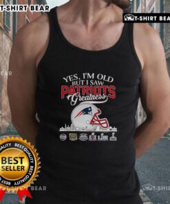 Official Yes I'm Old But I Saw New England Patriots Greatness Super Bowl Helmet Skyline Tank Top for fans.