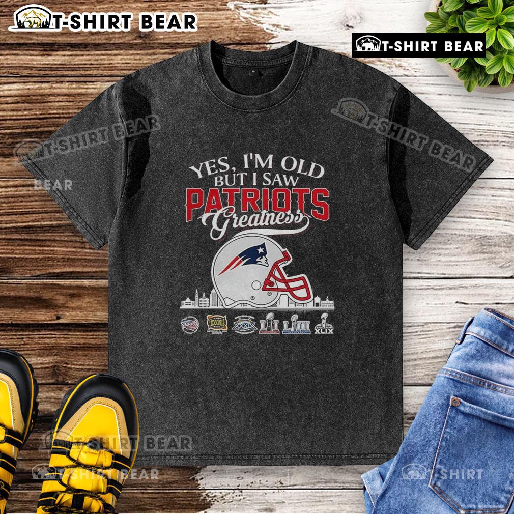 Official Yes I'm Old But I Saw New England Patriots Greatness Super Bowl Helmet Skyline Washed T-Shirt Vintage New England Patriots Super Bowl helmet graphic on a washed t-shirt, celebrating football greatness.