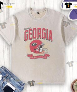 Alt Text: Premium Georgia Bulldogs Prime Play Washed T-Shirt featuring a soft fabric and bold team logo, perfect for fans.