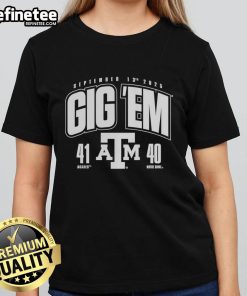 Premium Gig Em Texas A&M Aggies vs Notre Dame Fighting Irish 2025 score 41-40 ladies tee featuring team logos.