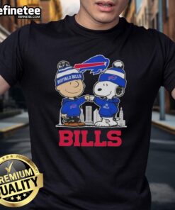 Premium Snoopy and Charlie Brown Buffalo Bills football skyline t-shirt featuring iconic characters and team colors.