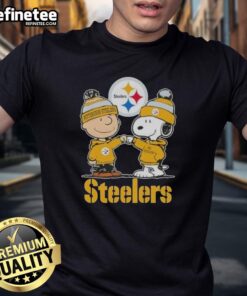 Premium Snoopy and Charlie Brown Pittsburgh Steelers football skyline T-shirt featuring iconic characters and team colors.
