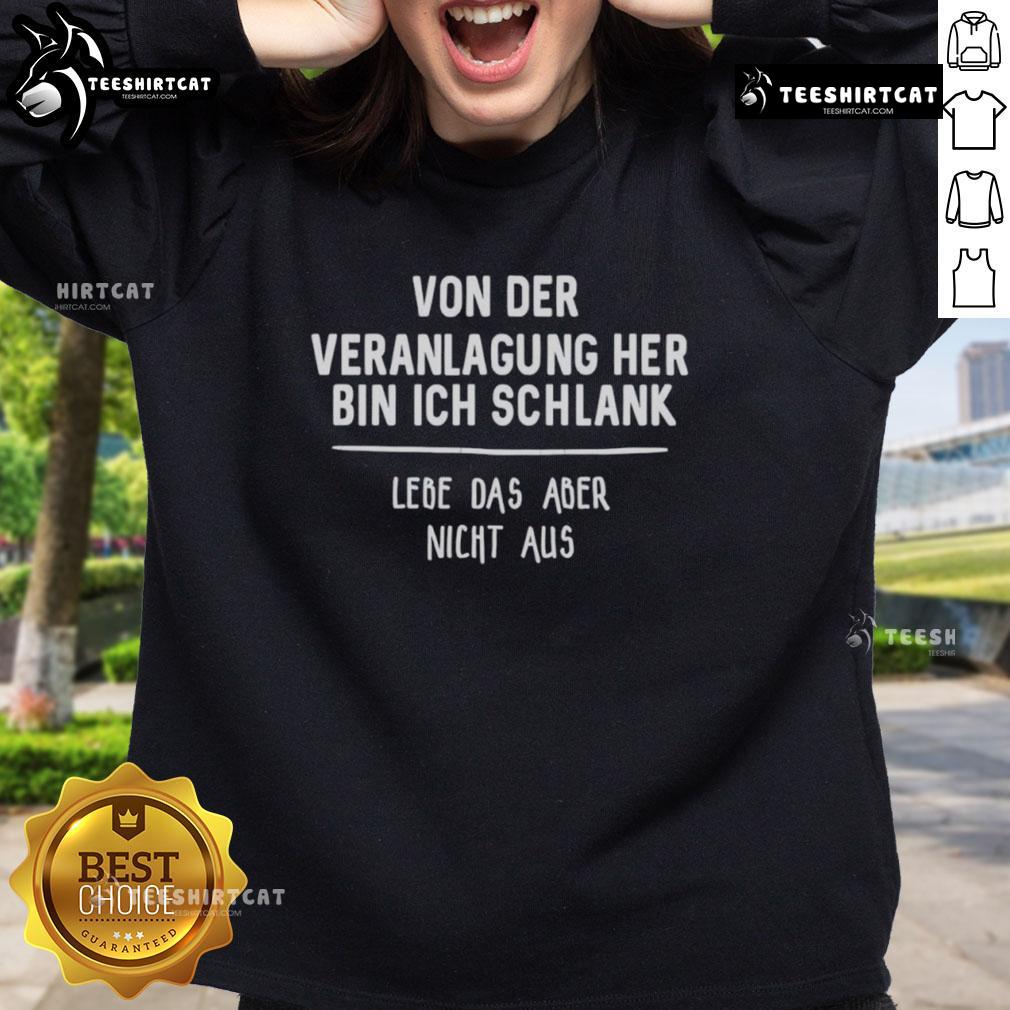 Premium Von Der Veranlagung Her Bin Ich Schlank Lebe Das Aber Nicht Aus Sweatshirt Alt Text: Premium 'Her Bin Ich Schlank' Sweatshirt - stylish design featuring motivational text and comfortable fit for everyday wear.