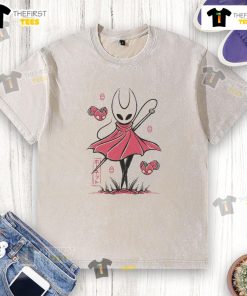 Stylish washed t-shirt featuring a pretty hornet design inspired by Japanese art for a unique and trendy look.