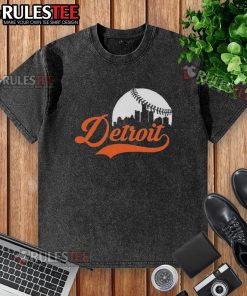 Top Detroit Tigers baseball skyline washed t-shirt featuring a vintage design and vibrant colors, perfect for fans.
