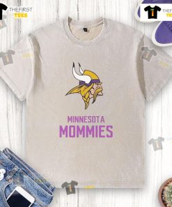 Top Minnesota Viking Minnesota Mommies washed t-shirt featuring a stylish design for proud Vikings fans and moms.
