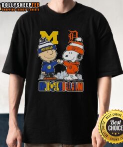 Alt Text: Top Snoopy and Charlie Brown Michigan Sports Wolverines x Detroit Tigers skyline T-shirt design featuring iconic characters.