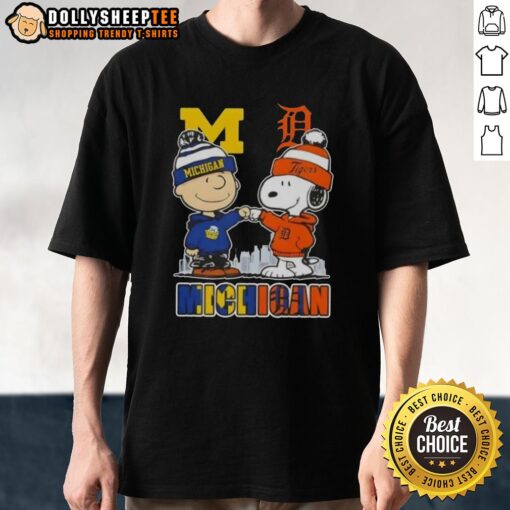 Alt Text: Top Snoopy and Charlie Brown Michigan Sports Wolverines x Detroit Tigers skyline T-shirt design featuring iconic characters.