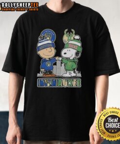 Top Snoopy and Charlie Brown Milwaukee City Sports T-Shirt featuring Brewers and Bucks skyline design.