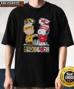 Alt Text: Top Snoopy and Charlie Brown Missouri Tigers x Kansas City Chiefs skyline t-shirt featuring iconic characters and city design.