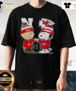 Alt Text: Top Snoopy and Charlie Brown Nebraska Huskers x Kansas City Chiefs skyline T-shirt design featuring iconic characters.
