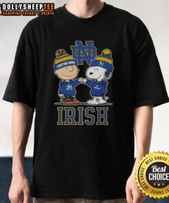 Top Snoopy and Charlie Brown Notre Dame Fighting Irish Football Skyline T-Shirt featuring iconic cartoon characters.