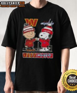 Alt Text: Top Snoopy and Charlie Brown Washington Sports Commanders X Capitals skyline t-shirt featuring iconic cartoon characters.