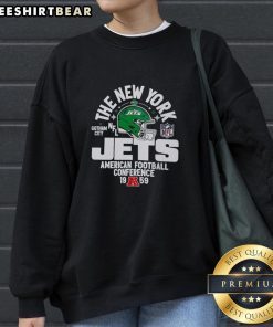 Top The New York Jets Gotham City American Football Conference 1959 helmet sweatshirt featuring classic team colors.