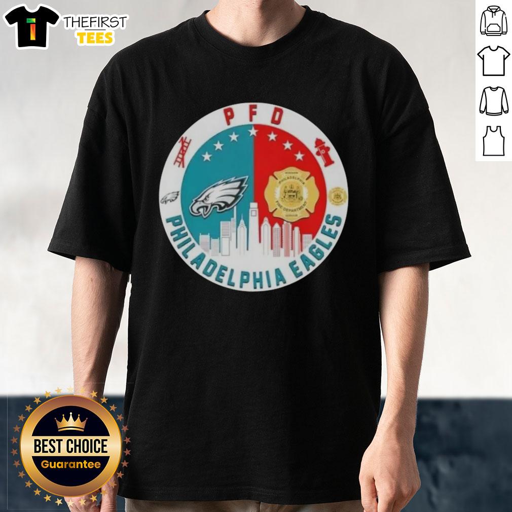 top-pfd-philadelphia-eagles-football-skyline-t-shirt-1 Top PFD Philadelphia Eagles Football Skyline T-Shirt featuring iconic city skyline and team logo in vibrant colors.