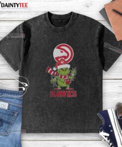 Awesome Atlanta Hawks Christmas Grinch Santa hat holiday 2025 washed t-shirt featuring festive design and team colors.