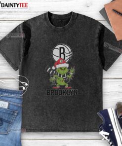 Brooklyn Nets Christmas Grinch Santa Hat holiday 2025 washed t-shirt featuring vibrant team colors and festive design.