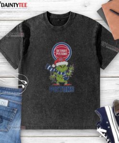 Awesome Detroit Pistons Christmas Grinch Santa hat holiday 2025 washed t-shirt featuring festive graphics.