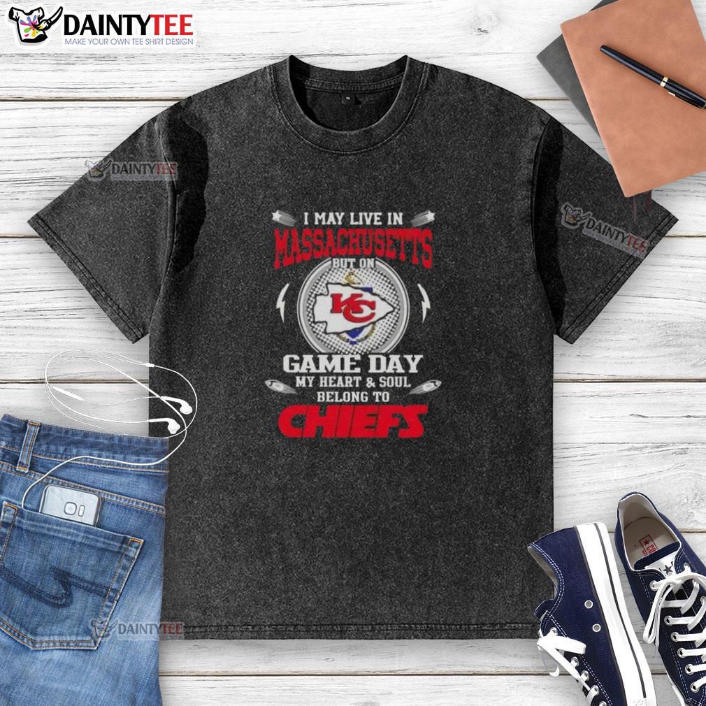 awesome-i-may-live-in-massachusetts-but-on-game-day-my-heart-and-soul-belongs-to-kansas-city-chiefs-washed-t-shirt Washed Kansas City Chiefs t-shirt showcasing pride for the team, perfect for game day in Massachusetts.