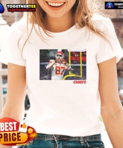 Awesome Travis Kelce Kansas City Chiefs football heart signature ladies tee showcasing team pride and style.