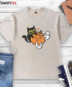 Cute cat with pumpkins and ghosts on a washed t-shirt, perfect for Halloween and cat lovers.