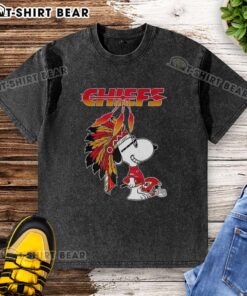 Cute Snoopy War Bonnets Kansas City Chiefs football helmet washed t-shirt, perfect for NFL fans and collectors.
