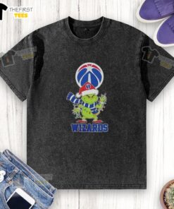 Alt Text: 2025 Washington Wizards Christmas Grinch Santa Hat holiday washed t-shirt featuring festive design and vibrant colors.