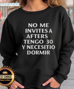 Alt Text: Cozy 'Good No Me Invites A Afters Tengo 30 Y Necesito Dormir 2025' sweatshirt, perfect for casual wear and lounging.