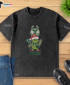 Happy Milwaukee Bucks Christmas Grinch in Santa hat wearing a holiday 2025 washed t-shirt, festive and fun.