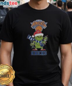 Happy New York Knicks Christmas T-Shirt featuring a Grinch in a Santa hat, perfect for holiday cheer in 2025.
