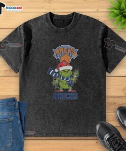 Alt Text: Happy New York Knicks Christmas Grinch Santa Hat holiday 2025 washed t-shirt featuring festive team colors and design.