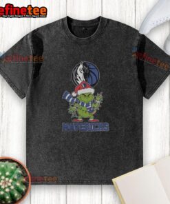 Original Dallas Mavericks Christmas Grinch Santa Hat Holiday 2025 T-Shirt - Image 6