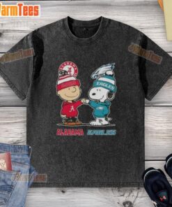 Premium Charlie Brown and Snoopy Alabama Crimson Tide x Philadelphia Eagles washed t-shirt featuring vibrant graphics.