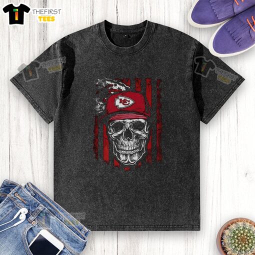 Premium Kansas City Chiefs NFL skull t-shirt featuring an American flag design for football lovers.